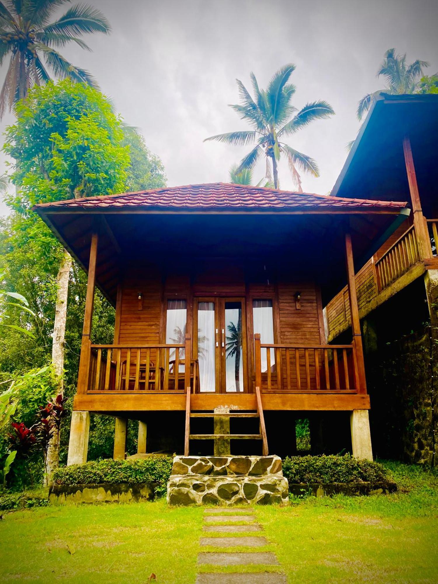 Uma D'Nyuh Homestay Singaraja Exterior foto